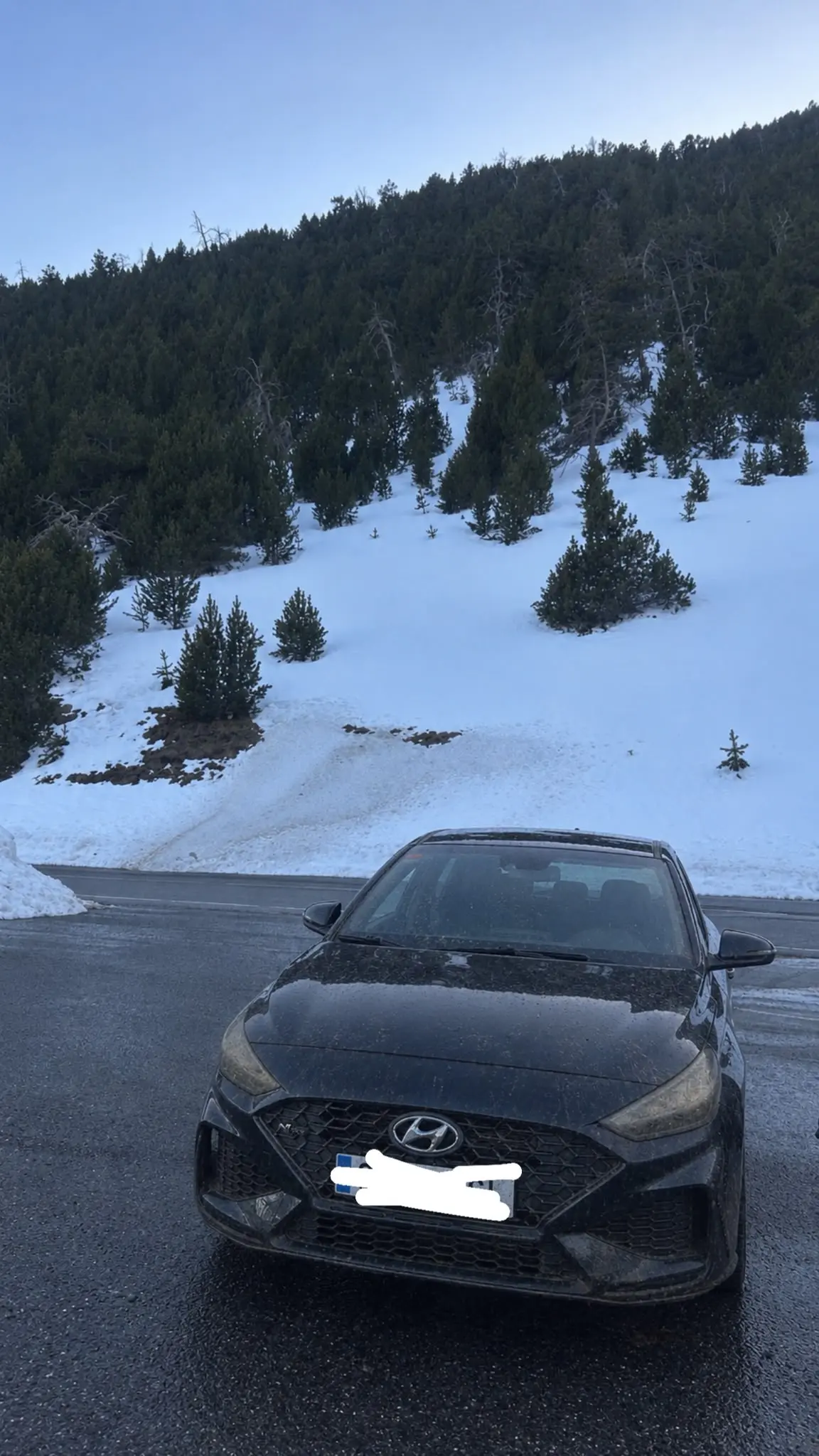Frontal amb brutícia acumulada abans de la neteja a Olot